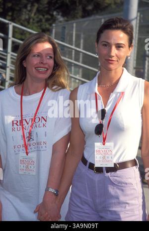 11 mai 1996 ; Los Angeles, CA, États-Unis ; épouse et fille de l'acteur Pierce Brosnan, KEELY SHAYE SMITH et CHARLOTTE BROSNAN, au Revlon Run/Walk Benefit for Women. Banque D'Images