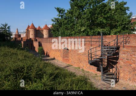 Mur de briques, fortification historique dans la vieille ville de Varsovie, Pologne. Banque D'Images