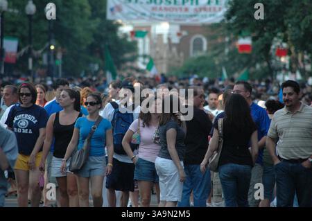 09 juillet 2006 ; Boston, ma, États-Unis ; les supporters italiens du North End de Boston célèbrent la défaite de l'Italie face à la France lors de la finale de la Coupe du monde de football 2006 qui s'est déroulée au stade olympique de Berlin, en Allemagne, le 9 juillet 2006. Le match s'est terminé 1 :1 après un temps supplémentaire, avec l'Italie gagnant 5 :3 dans la fusillade de pénalité. Crédit obligatoire : photo de Seamas Culligan/ZUMA Press. (©) Copyright 2006 par Seamas Culligan Banque D'Images