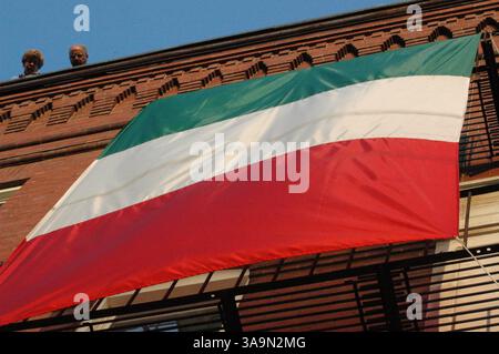 09 juillet 2006 ; Boston, ma, États-Unis ; les supporters italiens du North End de Boston célèbrent la défaite de l'Italie face à la France lors de la finale de la Coupe du monde de football 2006 qui s'est déroulée au stade olympique de Berlin, en Allemagne, le 9 juillet 2006. Le match s'est terminé 1 :1 après un temps supplémentaire, avec l'Italie gagnant 5 :3 dans la fusillade de pénalité. Sur la photo, le drapeau italien. Crédit obligatoire : photo de Seamas Culligan/ZUMA Press. (©) Copyright 2006 par Seamas Culligan Banque D'Images