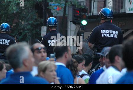 09 juillet 2006 ; Boston, ma, États-Unis ; les supporters italiens du North End de Boston célèbrent la défaite de l'Italie face à la France lors de la finale de la Coupe du monde de football 2006 qui s'est déroulée au stade olympique de Berlin, en Allemagne, le 9 juillet 2006. Le match s'est terminé 1 :1 après un temps supplémentaire, avec l'Italie gagnant 5 :3 dans la fusillade de pénalité. À Boston, la police patrouille la zone pour maintenir la paix. Crédit obligatoire : photo de Seamas Culligan/ZUMA Press. (©) Copyright 2006 par Seamas Culligan Banque D'Images