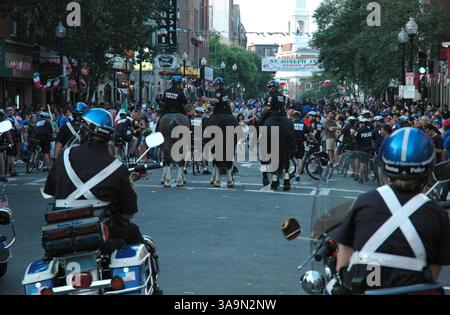 09 juillet 2006 ; Boston, ma, États-Unis ; les supporters italiens du North End de Boston célèbrent la défaite de l'Italie face à la France lors de la finale de la Coupe du monde de football 2006 qui s'est déroulée au stade olympique de Berlin, en Allemagne, le 9 juillet 2006. Le match s'est terminé 1 :1 après un temps supplémentaire, avec l'Italie gagnant 5 :3 dans la fusillade de pénalité. À Boston, la police patrouille la zone pour maintenir la paix. Crédit obligatoire : photo de Seamas Culligan/ZUMA Press. (©) Copyright 2006 par Seamas Culligan Banque D'Images