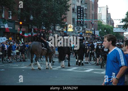 09 juillet 2006 ; Boston, ma, États-Unis ; les supporters italiens du North End de Boston célèbrent la défaite de l'Italie face à la France lors de la finale de la Coupe du monde de football 2006 qui s'est déroulée au stade olympique de Berlin, en Allemagne, le 9 juillet 2006. Le match s'est terminé 1 :1 après un temps supplémentaire, avec l'Italie gagnant 5 :3 dans la fusillade de pénalité. À Boston, la police patrouille la zone pour maintenir la paix. Crédit obligatoire : photo de Seamas Culligan/ZUMA Press. (©) Copyright 2006 par Seamas Culligan Banque D'Images
