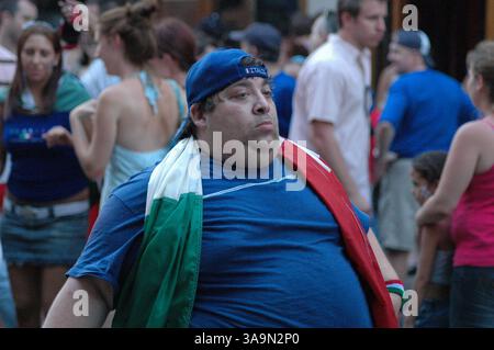 09 juillet 2006 ; Boston, ma, États-Unis ; les supporters italiens du North End de Boston célèbrent la défaite de l'Italie face à la France lors de la finale de la Coupe du monde de football 2006 qui s'est déroulée au stade olympique de Berlin, en Allemagne, le 9 juillet 2006. Le match s'est terminé 1 :1 après un temps supplémentaire, avec l'Italie gagnant 5 :3 dans la fusillade de pénalité. Crédit obligatoire : photo de Seamas Culligan/ZUMA Press. (©) Copyright 2006 par Seamas Culligan Banque D'Images