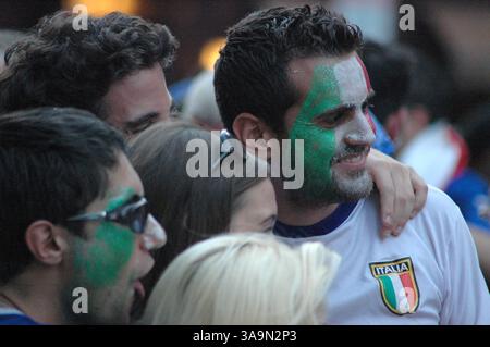 09 juillet 2006 ; Boston, ma, États-Unis ; les supporters italiens du North End de Boston célèbrent la défaite de l'Italie face à la France lors de la finale de la Coupe du monde de football 2006 qui s'est déroulée au stade olympique de Berlin, en Allemagne, le 9 juillet 2006. Le match s'est terminé 1 :1 après un temps supplémentaire, avec l'Italie gagnant 5 :3 dans la fusillade de pénalité. Crédit obligatoire : photo de Seamas Culligan/ZUMA Press. (©) Copyright 2006 par Seamas Culligan Banque D'Images