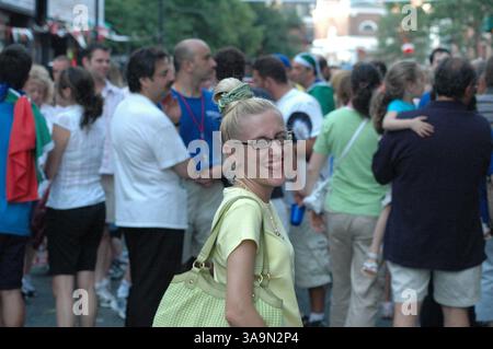 09 juillet 2006 ; Boston, ma, États-Unis ; les supporters italiens du North End de Boston célèbrent la défaite de l'Italie face à la France lors de la finale de la Coupe du monde de football 2006 qui s'est déroulée au stade olympique de Berlin, en Allemagne, le 9 juillet 2006. Le match s'est terminé 1 :1 après un temps supplémentaire, avec l'Italie gagnant 5 :3 dans la fusillade de pénalité. Crédit obligatoire : photo de Seamas Culligan/ZUMA Press. (©) Copyright 2006 par Seamas Culligan Banque D'Images
