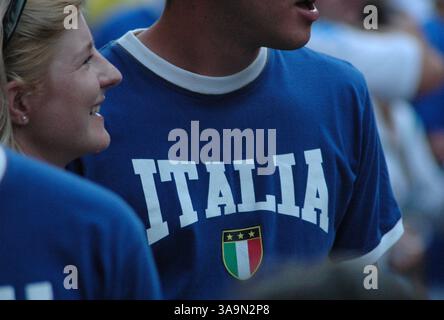 09 juillet 2006 ; Boston, ma, États-Unis ; les supporters italiens du North End de Boston célèbrent la défaite de l'Italie face à la France lors de la finale de la Coupe du monde de football 2006 qui s'est déroulée au stade olympique de Berlin, en Allemagne, le 9 juillet 2006. Le match s'est terminé 1 :1 après un temps supplémentaire, avec l'Italie gagnant 5 :3 dans la fusillade de pénalité. Crédit obligatoire : photo de Seamas Culligan/ZUMA Press. (©) Copyright 2006 par Seamas Culligan Banque D'Images