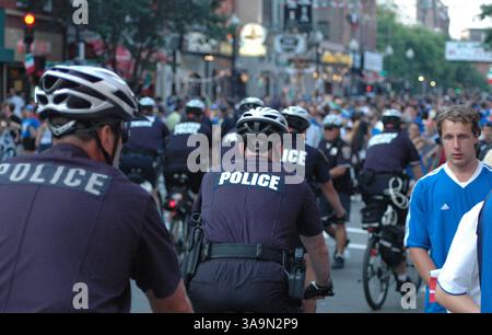 09 juillet 2006 ; Boston, ma, États-Unis ; les supporters italiens du North End de Boston célèbrent la défaite de l'Italie face à la France lors de la finale de la Coupe du monde de football 2006 qui s'est déroulée au stade olympique de Berlin, en Allemagne, le 9 juillet 2006. Le match s'est terminé 1 :1 après un temps supplémentaire, avec l'Italie gagnant 5 :3 dans la fusillade de pénalité. À Boston, la police patrouille la zone pour maintenir la paix. Crédit obligatoire : photo de Seamas Culligan/ZUMA Press. (©) Copyright 2006 par Seamas Culligan Banque D'Images