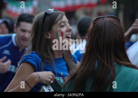 09 juillet 2006 ; Boston, ma, États-Unis ; les supporters italiens du North End de Boston célèbrent la défaite de l'Italie face à la France lors de la finale de la Coupe du monde de football 2006 qui s'est déroulée au stade olympique de Berlin, en Allemagne, le 9 juillet 2006. Le match s'est terminé 1 :1 après un temps supplémentaire, avec l'Italie gagnant 5 :3 dans la fusillade de pénalité. Crédit obligatoire : photo de Seamas Culligan/ZUMA Press. (©) Copyright 2006 par Seamas Culligan Banque D'Images