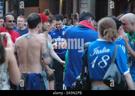 09 juillet 2006 ; Boston, ma, États-Unis ; les supporters italiens du North End de Boston célèbrent la défaite de l'Italie face à la France lors de la finale de la Coupe du monde de football 2006 qui s'est déroulée au stade olympique de Berlin, en Allemagne, le 9 juillet 2006. Le match s'est terminé 1 :1 après un temps supplémentaire, avec l'Italie gagnant 5 :3 dans la fusillade de pénalité. Crédit obligatoire : photo de Seamas Culligan/ZUMA Press. (©) Copyright 2006 par Seamas Culligan Banque D'Images