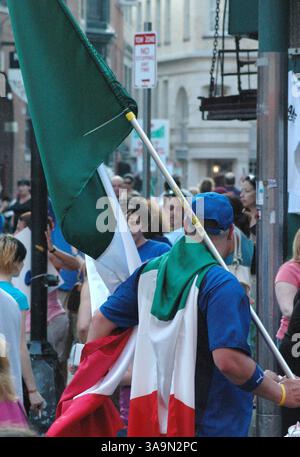 09 juillet 2006 ; Boston, ma, États-Unis ; les supporters italiens du North End de Boston célèbrent la défaite de l'Italie face à la France lors de la finale de la Coupe du monde de football 2006 qui s'est déroulée au stade olympique de Berlin, en Allemagne, le 9 juillet 2006. Le match s'est terminé 1 :1 après un temps supplémentaire, avec l'Italie gagnant 5 :3 dans la fusillade de pénalité. Crédit obligatoire : photo de Seamas Culligan/ZUMA Press. (©) Copyright 2006 par Seamas Culligan Banque D'Images