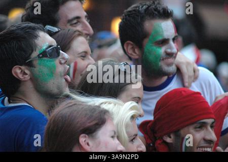 09 juillet 2006 ; Boston, ma, États-Unis ; les supporters italiens du North End de Boston célèbrent la défaite de l'Italie face à la France lors de la finale de la Coupe du monde de football 2006 qui s'est déroulée au stade olympique de Berlin, en Allemagne, le 9 juillet 2006. Le match s'est terminé 1 :1 après un temps supplémentaire, avec l'Italie gagnant 5 :3 dans la fusillade de pénalité. Crédit obligatoire : photo de Seamas Culligan/ZUMA Press. (©) Copyright 2006 par Seamas Culligan Banque D'Images