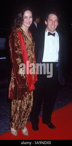 15 janvier 1995 ; Los Angeles, CA, États-Unis ; BRIAN BENBEN aux Cable Ace Awards avec Madeline Stowe. Banque D'Images