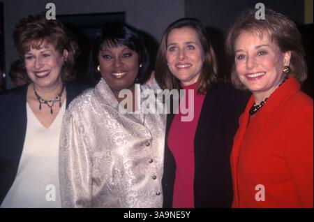 20 janvier 1998 ; Los Angeles, CA, États-Unis ; Joy Behar à une convention NAPTE avec les castmembers de « The View ». Banque D'Images