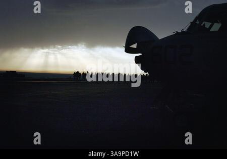 03 avril 2006 ; GOLFE PERSIQUE ; les marins de l'US Navy (USN) stationnés à bord du porte-avions de classe Nimitz, USS RONALD REAGAN (CVN 76), effectuent la dernière marche prévue pour les dommages causés par des objets étrangers (FOD) de la journée. Le transporteur aérien 14 (CVW-14) DE REAGAN et embarqué est actuellement en déploiement inaugural, menant des opérations de sécurité maritime (OSM) dans la région du golfe Persique tout en participant à la guerre mondiale contre le terrorisme. Crédit obligatoire : photo de Kathleen Gorby USN/DOD/ZUMA Press. (©) Copyright 2006 par DOD Banque D'Images