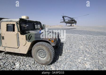09 février 2007 - Najaf, IRAK - le Sénat américain a approuvé la semaine dernière la nomination du général David Petraeus comme commandant américain en Irak. PHOTO : 13 septembre 2005 - Lagman, AFGHANISTAN - Un hélicoptère UH60 Black Hawk (Blackhawk) de l'armée américaine décolle à la base opérationnelle avancée Lagman, après avoir laissé tomber le Lieutenant-général David Petraeus, commandant du Commandement multinational de transition de la sécurité (MSTC), Irak, dans son véhicule à roues polyvalent à haute mobilité M998 (HMMWV), lors de sa visite au Camp Kackeran, Afgahnistan, en soutien à l'opération Enduring Freedom. (Crédit image : © PFC Leslie Angulo/ Banque D'Images