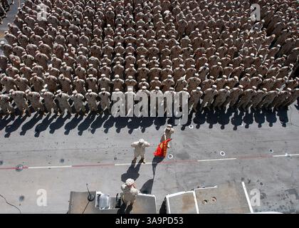 17 juin 2005 ; GOLFE PERSIQUE ; général (GEN) du corps des Marines des États-Unis (USMC) Michael W. Hagee, 33e commandant du corps des Marines (CMC), s'adresse aux marins et aux Marines sur le pont d'envol du navire d'assaut amphibie USS KEARSARGE (LHD 3) de la US Navy (USN). Le KEARSARGE et la 26e Marine Expeditionary Unit (MEU) embarquée sont sur un déploiement prévu et mènent actuellement des opérations de sécurité maritime (MSO) dans le golfe Persique à l’appui de l’opération LIBERTÉ IRAKIENNE. Crédit obligatoire : photo de Finley Williams USN/DOD/ZUMA Press. (©) Copyright 2004 par DOD Banque D'Images