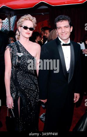 01 mars 1998 ; Los Angeles, CA, États-Unis ; les acteurs MELANIE GRIFFITH et ANTONIO BANDERAS aux Oscars 1998. Banque D'Images
