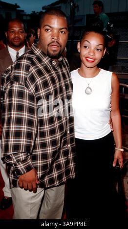 01 juin 1998 ; Los Angeles, CA, États-Unis ; rappeur GLAÇON et sa femme. Banque D'Images