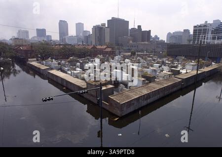 03 septembre 2005 ; Nouvelle-Orléans, LOUISIANE, États-Unis ; ventes de Tabloid AUX ÉTATS-UNIS ! Le centre-ville de la Nouvelle-Orléans est inondé d'eau par l'ouragan Katrina le 3 septembre 2005 crédit obligatoire : photo de Paul Kitagaki Jr./Sacramento Bee/ZUMA Press. (©) Copyright 2005 par Sacramento Bee Banque D'Images