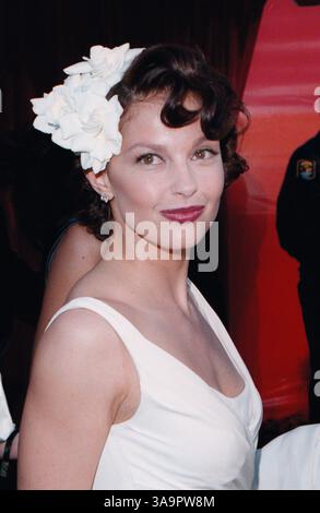 01 mars 1998 ; Los Angeles, CA, États-Unis ; L'actrice ASHLEY JUDD aux Oscars 1998. Banque D'Images