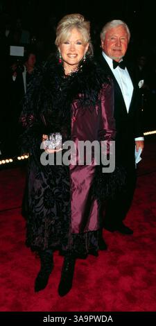 11 janvier 1998 ; Los Angeles, CA, États-Unis ; L'actrice CONNIE STEVENS aux People's Choice Awards 1998. Banque D'Images