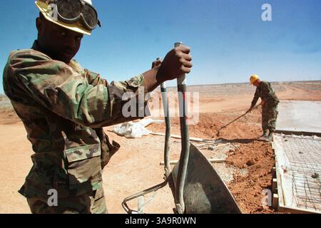 16 mai 2006 ; Columbus, NOUVEAU-MEXIQUE, États-Unis ; le 17 mai 2006, le Sénat américain a approuvé une proposition visant à construire 370 milles de clôtures à triple couche le long de certaines parties de la frontière de 2 000 milles séparant les États-Unis et le Mexique. PHOTO DU DOSSIER : 5 mars 1999 ; PFC Venrick James, à gauche, de Houston, Texas, et le SPC Daniel Lords, de Idaho Falls, Idaho, soldats de la Bravo Company, 52nd Engineering Battalion, de ft. Carson, Colorado, travaux sur un passage en basse mer sur une route que l'unité construit dans le désert à la frontière entre les États-Unis et le Mexique à l'ouest de Columbus, Nouveau-Mexique, le 5 mars 1999. Les hommes sont membres d'un contigu de 128 soldats de l'armée américaine tempo Banque D'Images