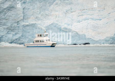 Bateau d'excursion près de massive Glacier dans les eaux de l'Alaska Banque D'Images