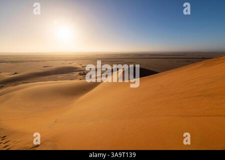Le soleil se couche sur les dunes dans le désert du Namib près de Swakopmund, Namibie. Banque D'Images