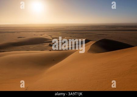 Le soleil se couche sur les dunes dans le désert du Namib près de Swakopmund, Namibie. Banque D'Images