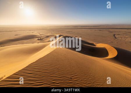 Le soleil se couche sur les dunes dans le désert du Namib près de Swakopmund, Namibie. Banque D'Images