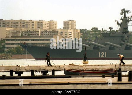 Le marin russe et l'officier amarrent le bateau sur un fond d'un chef de la flotte russe de la mer Noire d'un croiseur-fusée ` Moscou '(Credit image : © PhotoXpress/ZUMA Press) RESTRICTIONS : Amérique du Nord et du Sud droits SEULEMENT ! Banque D'Images