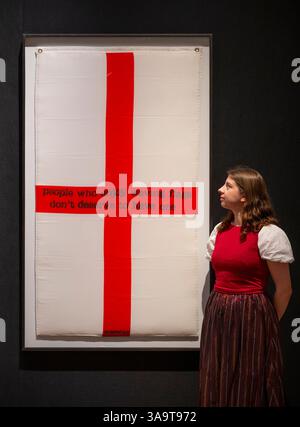 Bonhams, Londres, Royaume-Uni. 31 mars 2025. Bonhams 20th/21st Century Art sale a lieu les 2 et 3 avril. Les points forts de la vente d'une journée (3 avril) incluent : Banksy (né en 1974), les gens qui aiment agiter des drapeaux ne méritent pas d'en avoir un, 2003, (travail unique), estimez £ 80,000-120,000. Crédit : Malcolm Park/Alamy Live News Banque D'Images