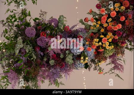 Un arrangement floral suspendu avec des couleurs vibrantes et une végétation luxuriante Banque D'Images