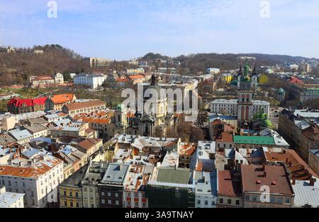 Toits de la vieille ville de Lviv en Ukraine pendant la journée. L'atmosphère magique de la ville européenne. Site touristique, l'hôtel de ville et la place principale. Banque D'Images
