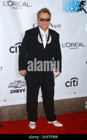 7 septembre 2006, New York. Sir Elton John arrive au 3e concert annuel de Fashion Rocks qui se tient au Radio City Music Hall. (Crédit image : © Sharkpixs/ZUMA Press) Banque D'Images
