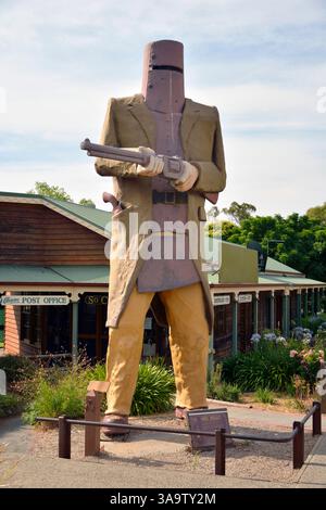 Glenrowan, Victoria, Australie – 30 décembre 2015. Statue géante de Ned Kelly à Glenrowan, Victoria. Ned Kelly était un bushranger australien, hors-la-loi, gang lea Banque D'Images