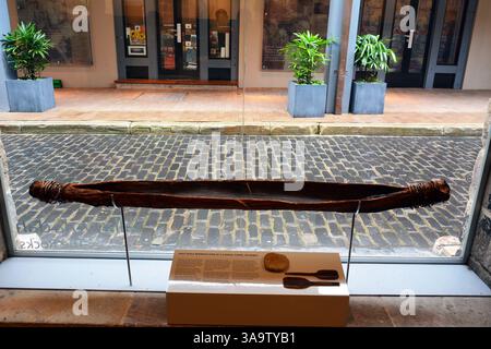 Sydney, Australie – 26 décembre 2015. Reproduction à mi-échelle d'un canot cadigal au Rocks Discovery Museum de Sydney, avec vue sur la rue dans le bac Banque D'Images