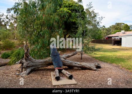 Glenrowan, Victoria, Australie – 30 décembre 2015. Site de capture de Ned Kelly à Glenrowan, Victoria. Vue avec une figure en bois et végétation. Banque D'Images