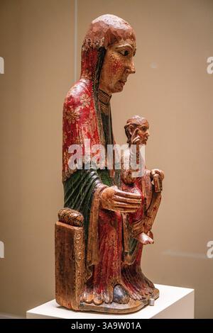 Mère de Dieu du Ger, XIIe siècle, sculpture en bois de tempera polychrome et reliefs en stuc, église de Santa Coloma de Ger, MNAC, Barcelone, Catalogne, Espagne. Banque D'Images