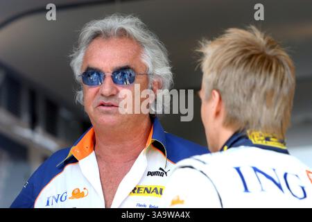 De gauche à droite) : Flavio Briatore (ITA) Renault Team principal ; et Heikki Kovalainen (fin), Renault...Championnat du monde de formule 1, Rd 4, Grand Prix d'Espagne, course, Barcelone, Espagne, dimanche 13 mai 2007...IMAGE NUMÉRIQUE. (Crédit image : ©Sutton Motorsports/ZUMA Press) RESTRICTIONS : DROITS en Amérique du Nord et du Sud SEULEMENT ! Banque D'Images