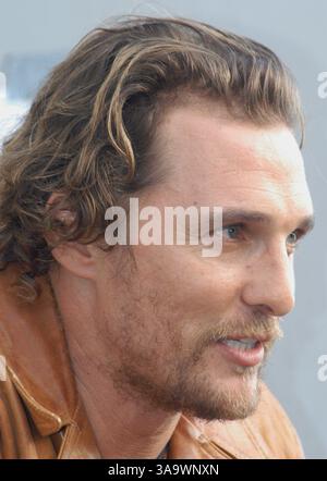 04 janv. 2006 ; Pasadena, CA, États-Unis ; MATTHEW MCCONAUGHY, un texan, discutant avec les fans au Rose Bowl avant le Rose Bowl Game remporté par l'Université du Texas Austin contre USC. Crédit obligatoire : photo de Catherine Bauknight/ZUMA Press. (©) Copyright 2006 par Catherine Bauknight Banque D'Images