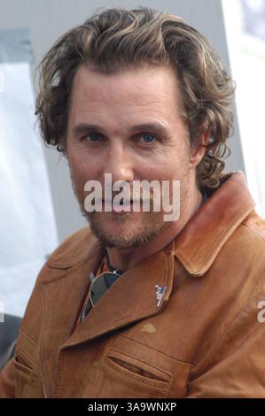 04 janv. 2006 ; Pasadena, CA, États-Unis ; MATTHEW MCCONAUGHY, un texan, discutant avec les fans au Rose Bowl avant le Rose Bowl Game remporté par l'Université du Texas Austin contre USC. Crédit obligatoire : photo de Catherine Bauknight/ZUMA Press. (©) Copyright 2006 par Catherine Bauknight Banque D'Images