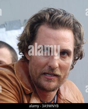 04 janv. 2006 ; Pasadena, CA, États-Unis ; MATTHEW MCCONAUGHY, un texan, discutant avec les fans au Rose Bowl avant le Rose Bowl Game remporté par l'Université du Texas Austin contre USC. Crédit obligatoire : photo de Catherine Bauknight/ZUMA Press. (©) Copyright 2006 par Catherine Bauknight Banque D'Images