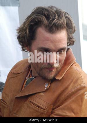 04 janv. 2006 ; Pasadena, CA, États-Unis ; MATTHEW MCCONAUGHY, un texan, discutant avec les fans au Rose Bowl avant le Rose Bowl Game remporté par l'Université du Texas Austin contre USC. Crédit obligatoire : photo de Catherine Bauknight/ZUMA Press. (©) Copyright 2006 par Catherine Bauknight Banque D'Images