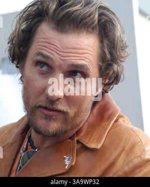04 janv. 2006 ; Pasadena, CA, États-Unis ; MATTHEW MCCONAUGHY, un texan, discutant avec les fans au Rose Bowl avant le Rose Bowl Game remporté par l'Université du Texas Austin contre USC. Crédit obligatoire : photo de Catherine Bauknight/ZUMA Press. (©) Copyright 2006 par Catherine Bauknight Banque D'Images