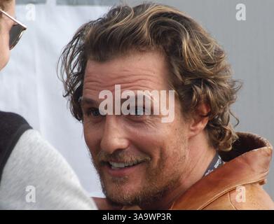 04 janv. 2006 ; Pasadena, CA, États-Unis ; MATTHEW MCCONAUGHY, un texan, discutant avec les fans au Rose Bowl avant le Rose Bowl Game remporté par l'Université du Texas Austin contre USC. Crédit obligatoire : photo de Catherine Bauknight/ZUMA Press. (©) Copyright 2006 par Catherine Bauknight Banque D'Images