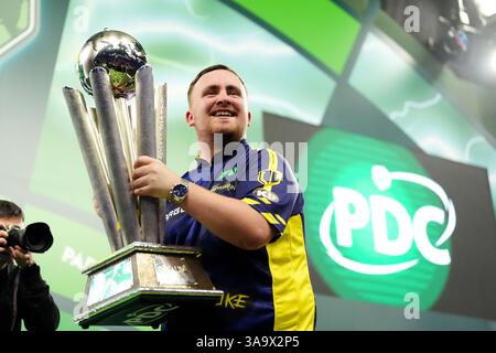 Photo du dossier datée du 03-01-2025 de Luke Littler. Le champion du monde de fléchettes 2026 remportera un prix record de 1 million de livres sterling - le double du montant reçu par Luke Littler en janvier pour avoir remporté le titre 2025. Date d'émission : lundi 31 mars 2025. Banque D'Images