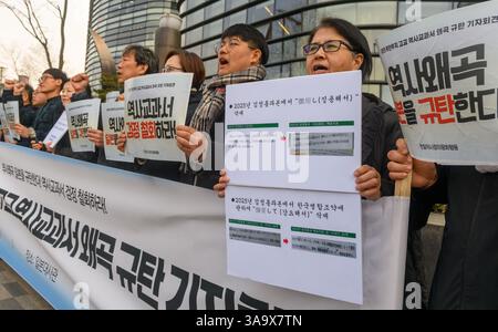 Séoul, Corée du Sud. 31 mars 2025. Les manifestants tiennent des pancartes devant l'ambassade du Japon à Séoul pour protester contre la déformation des manuels d'histoire des lycées japonais. Crédit : SOPA images Limited/Alamy Live News Banque D'Images