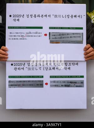 Séoul, Corée du Sud. 31 mars 2025. Un manifestant tient une pancarte devant l'ambassade du Japon à Séoul pour protester contre la déformation des manuels d'histoire du lycée japonais. Crédit : SOPA images Limited/Alamy Live News Banque D'Images